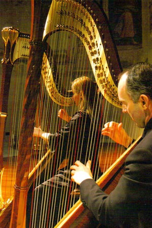 Harp Duo Ieuan Jones, harp;&amp;nbsp;Emanuela Degli Esposti, harp J. S. Bach, W. A. Mozart, F. J. Gossec, J. Thomas, E. Parish Alvars, A. Holy, J. M. Damase, F. Poulenc, B. Andr&amp;eacute;s